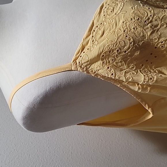 TORRID YELLOW TANK TOP EMBROIDERED EYELET CAMISOLE SLEEVELESS V NECK BLOUSE 1X - Picture 5 of 12